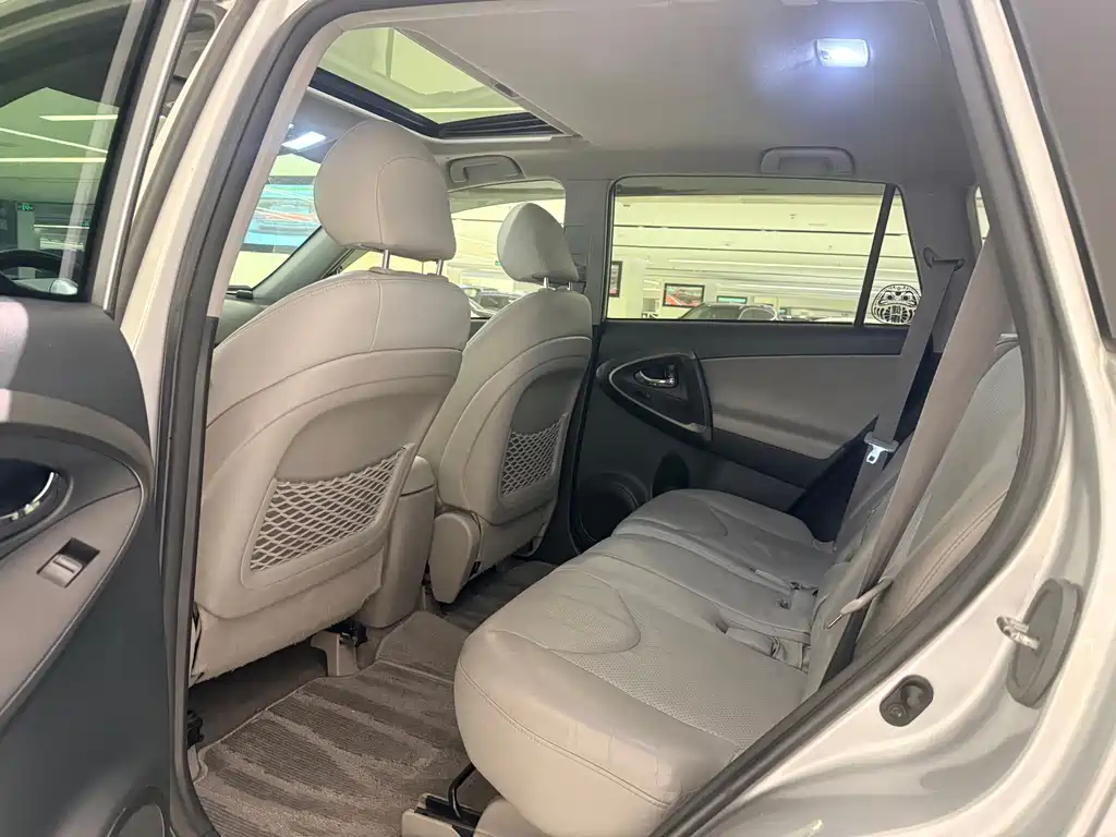 Toyota RAV4 — миниатюра 11