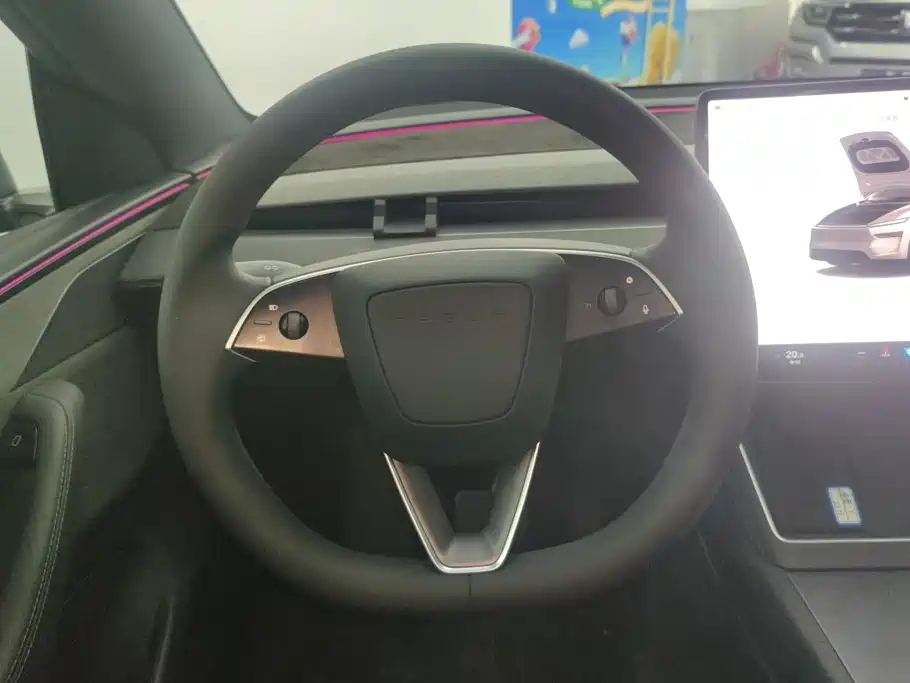 Tesla Model Y — миниатюра 15