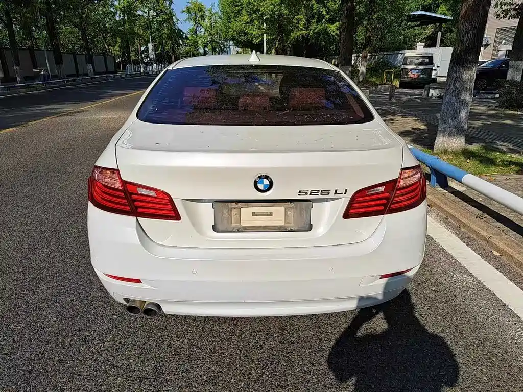 BMW 5 Series — миниатюра 8
