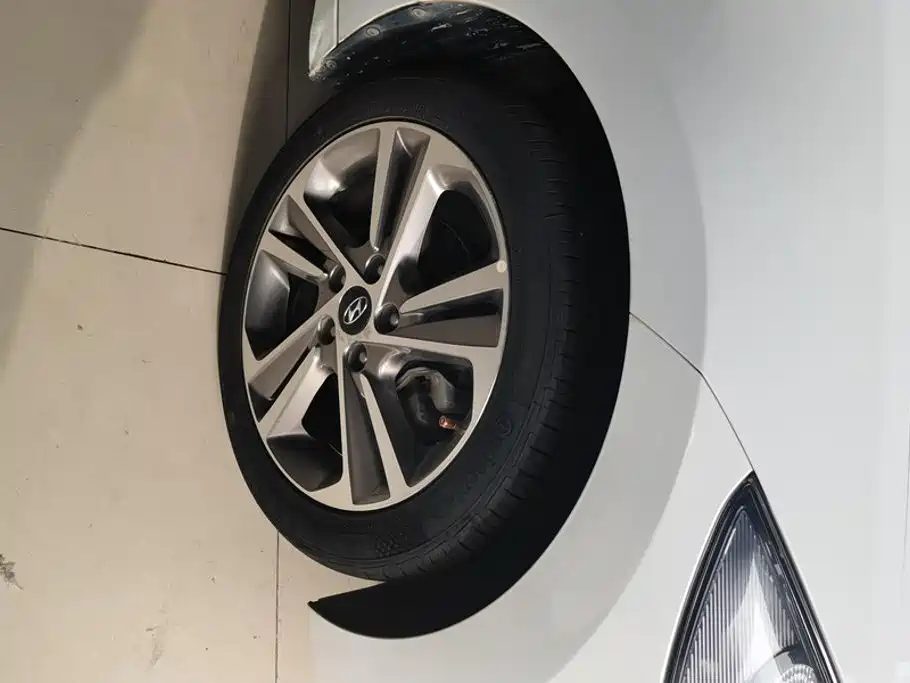 Hyundai Elantra — миниатюра 6