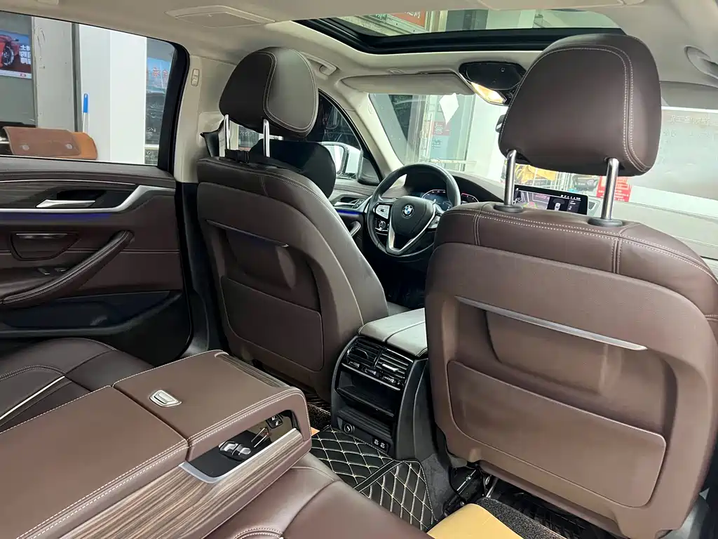 BMW 5 Series — миниатюра 8