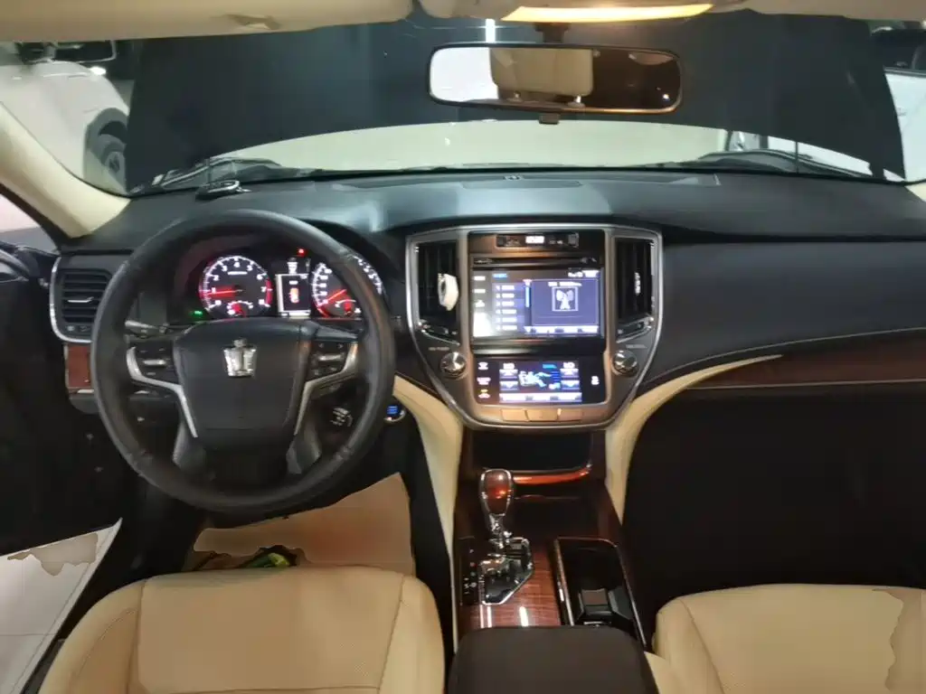 Toyota Crown — миниатюра 10