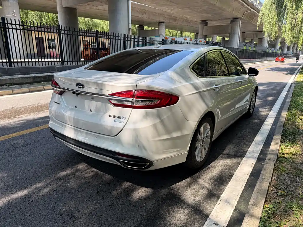 Ford Mondeo — миниатюра 7