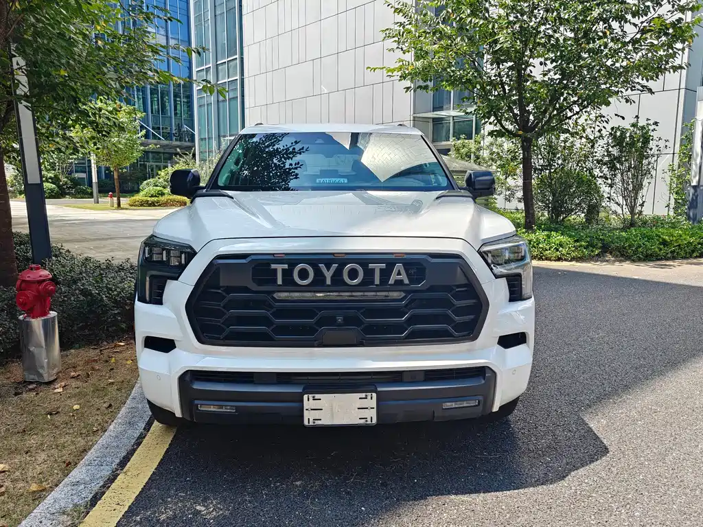 Toyota Sequoia — миниатюра 2