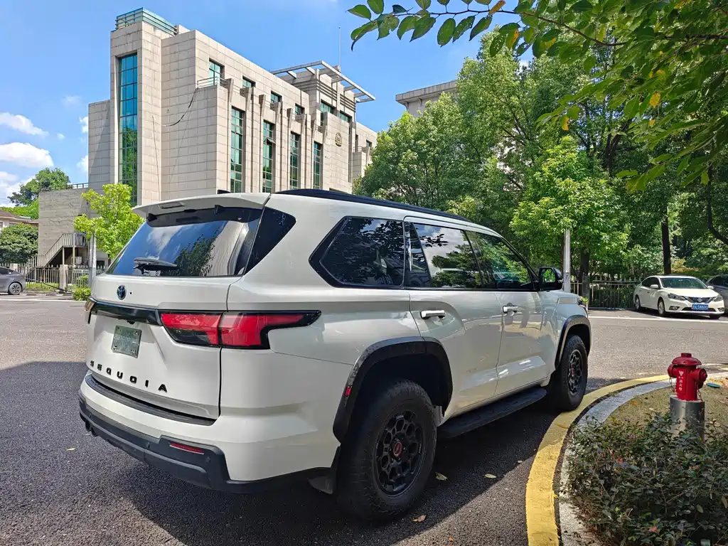 Toyota Sequoia — миниатюра 9