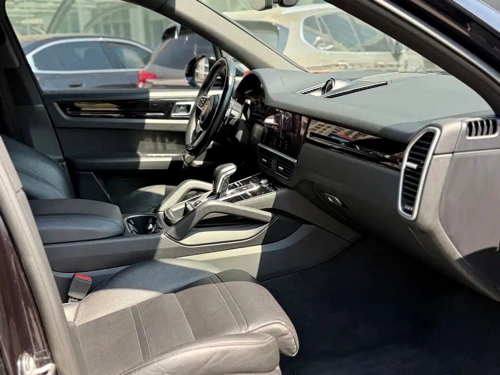 Porsche Cayenne — миниатюра 9