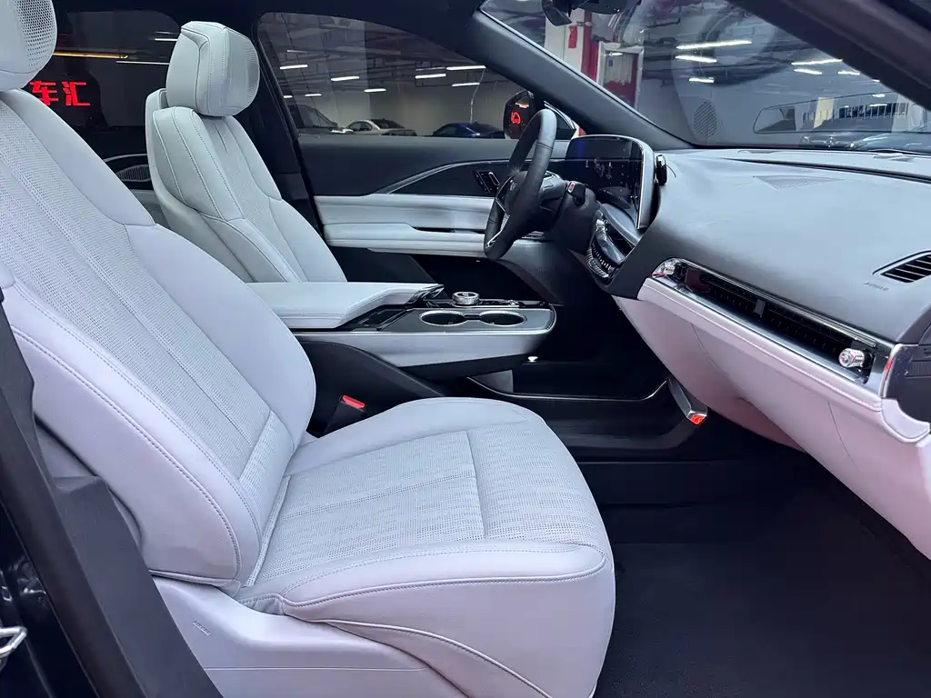 Cadillac Lyriq — миниатюра 12