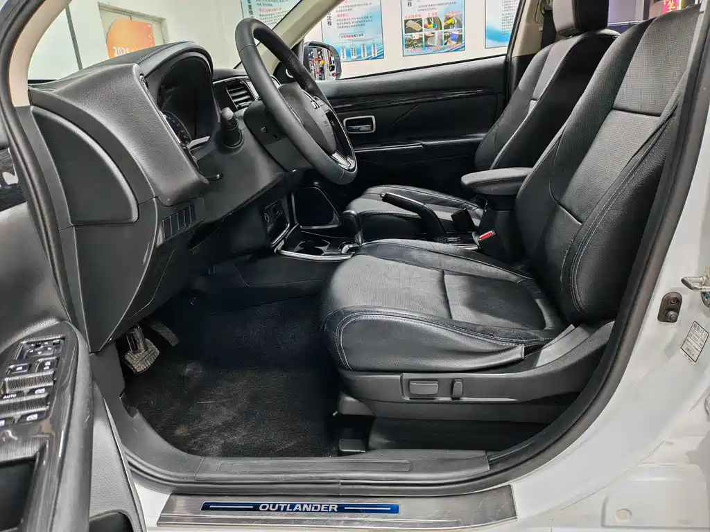 MITSUBISHI OUTLANDER