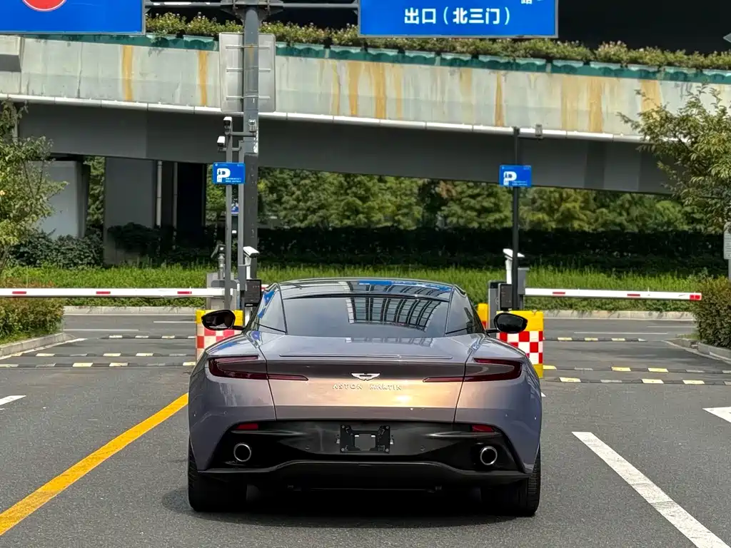Aston Martin DB11 — миниатюра 8