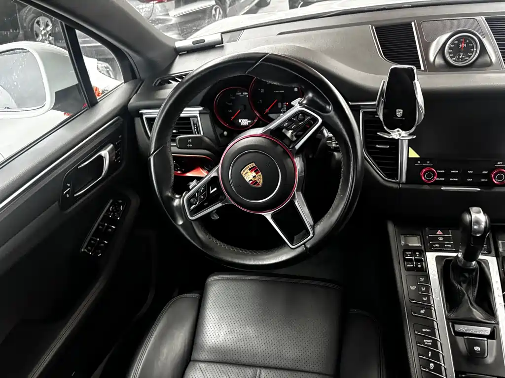 Porsche Macan — миниатюра 13