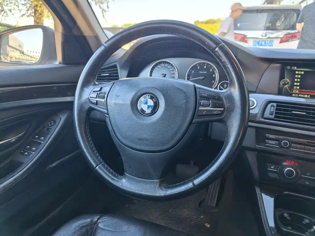 BMW 5 Series — миниатюра 12