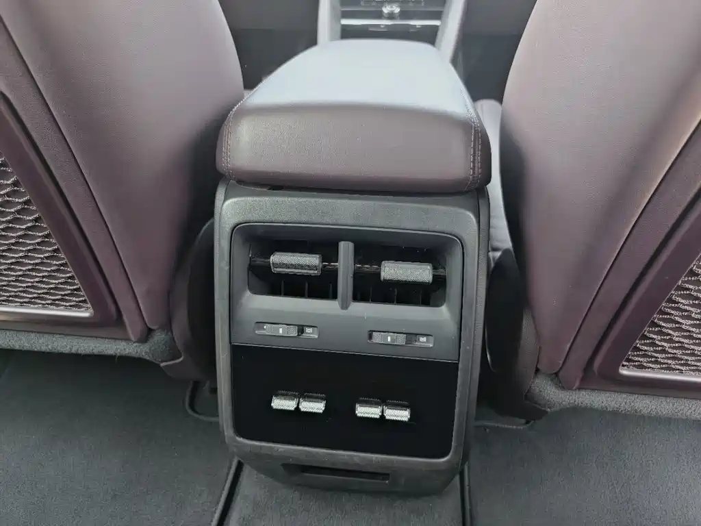Porsche Macan EV — миниатюра 17