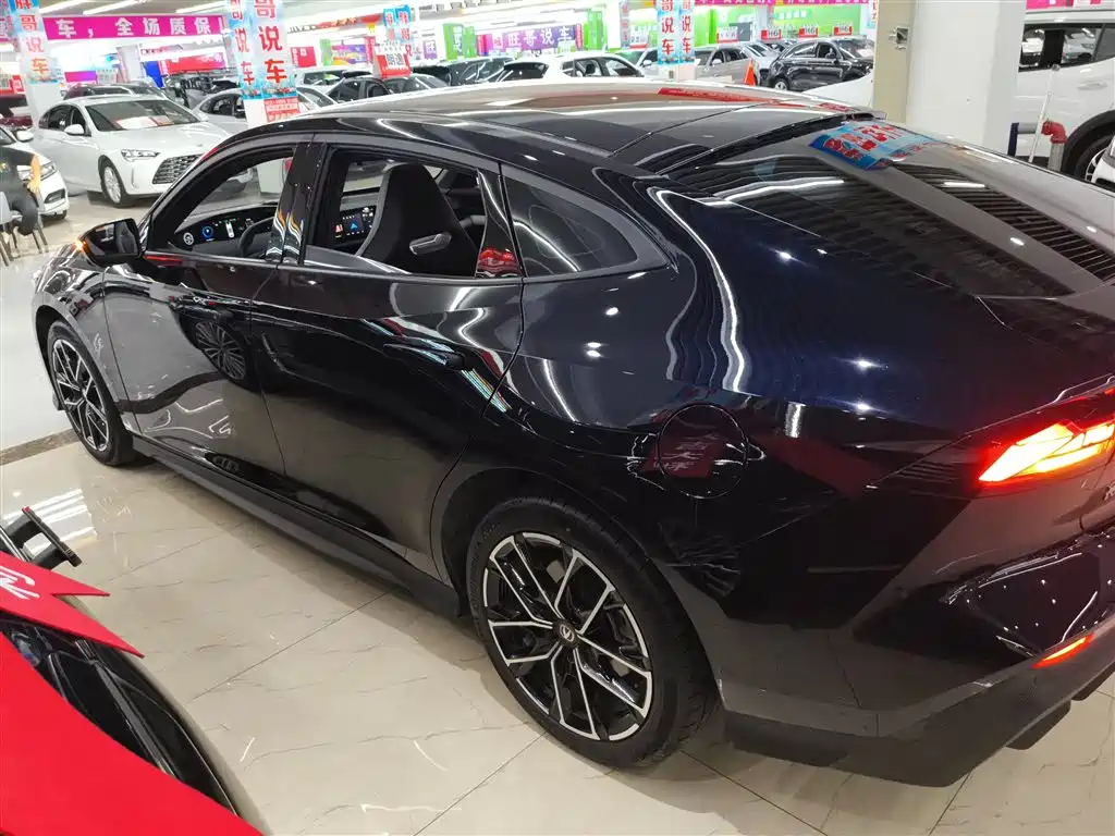 CHANGAN  UNI V SMART IDD