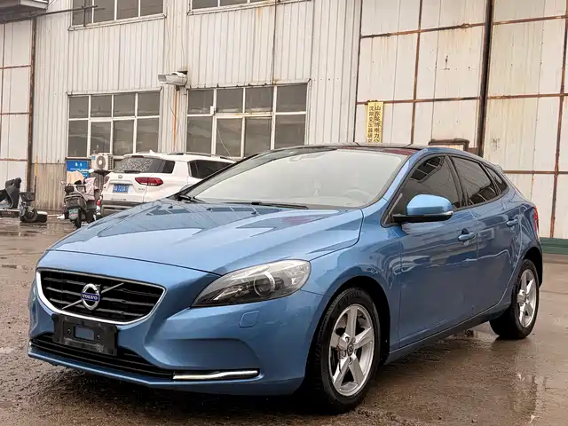 volvo v40