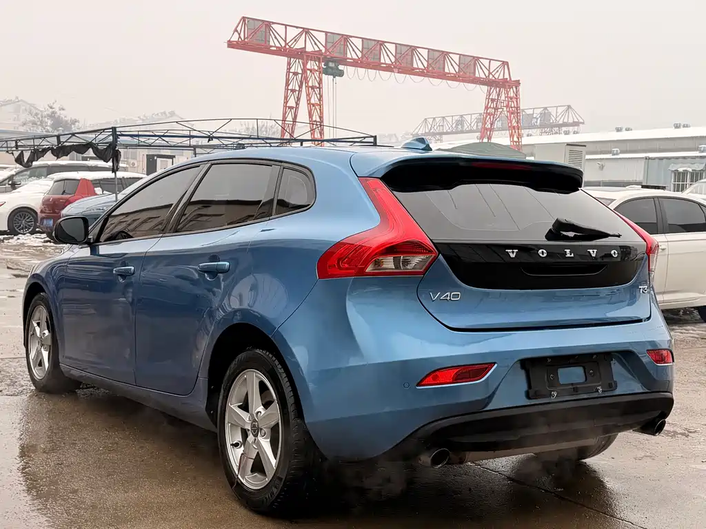 VOLVO V40