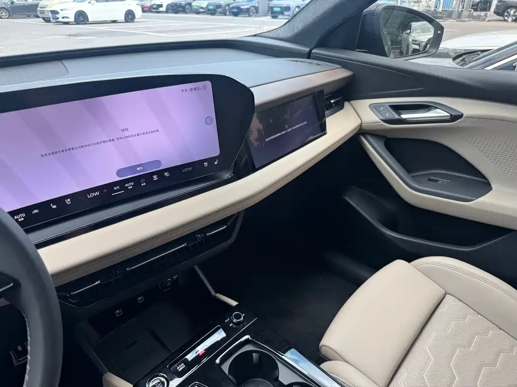 Audi Q6L e-tron — миниатюра 11
