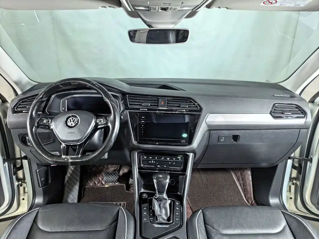 Volkswagen Tiguan L PHEV — миниатюра 6