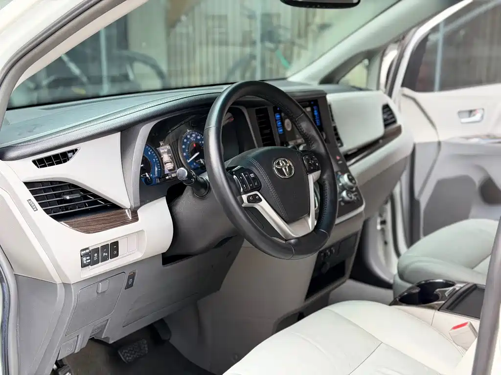 Toyota Sienna — миниатюра 7