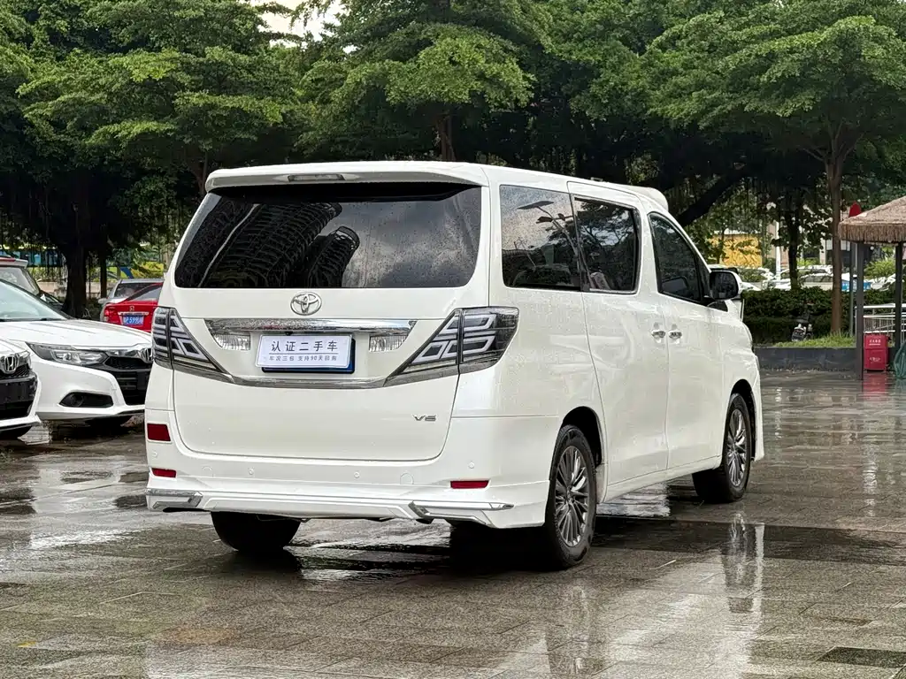 Toyota Alphard — миниатюра 11