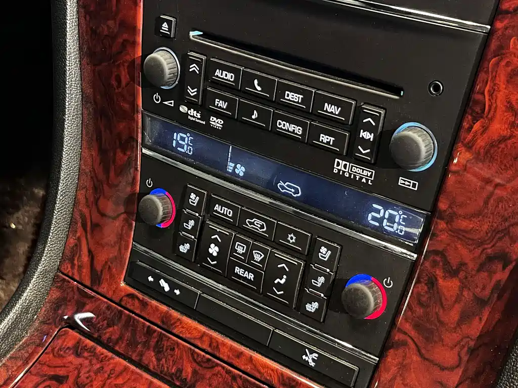 Cadillac Escalade — миниатюра 12