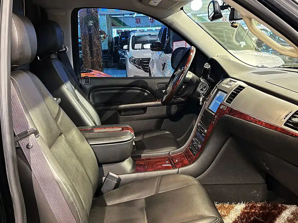 Cadillac Escalade — миниатюра 21