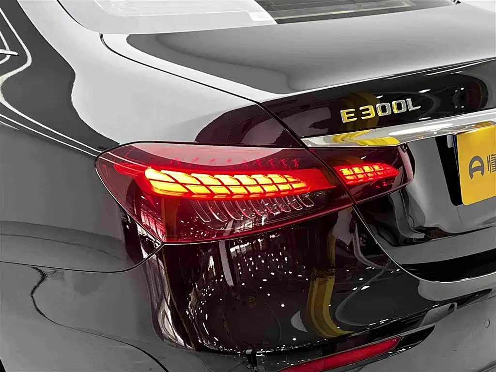 Mercedes-Benz E-Class — миниатюра 11