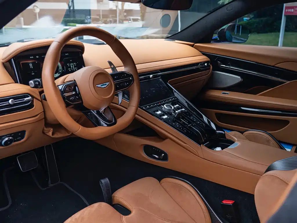 Aston Martin DB12 — миниатюра 9