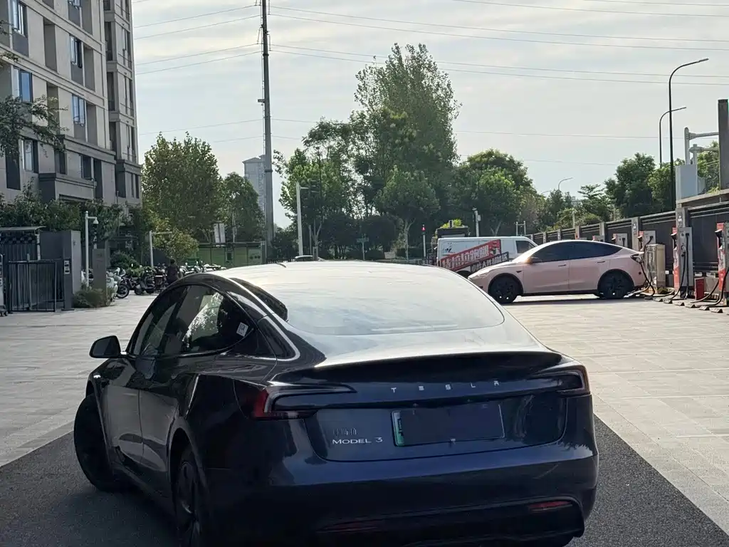 Tesla Model 3 — миниатюра 10