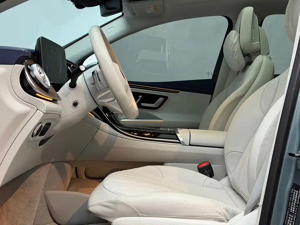 Mercedes-Benz EQE SUV — миниатюра 12