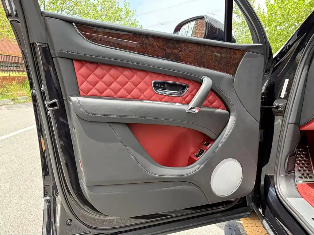 Bentley Bentayga — миниатюра 9