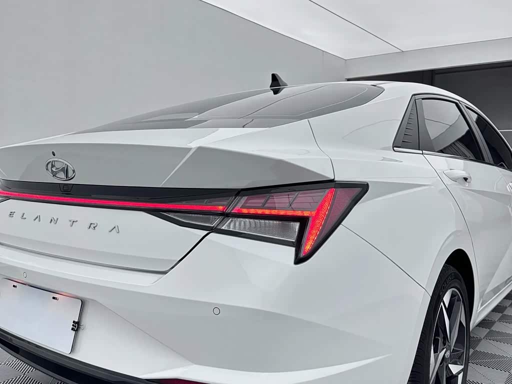 Hyundai Elantra 1.5 л 2022 г. Белый, пробег 19000 км