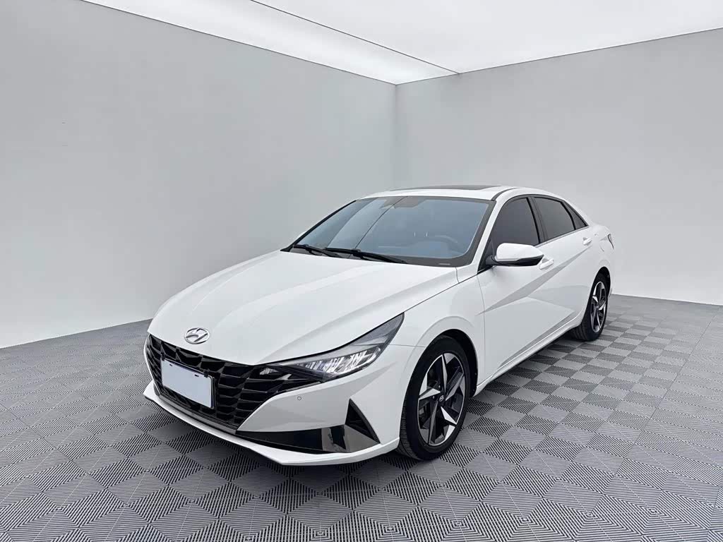 Hyundai Elantra 1.5 л 2022 г. Белый, пробег 19000 км