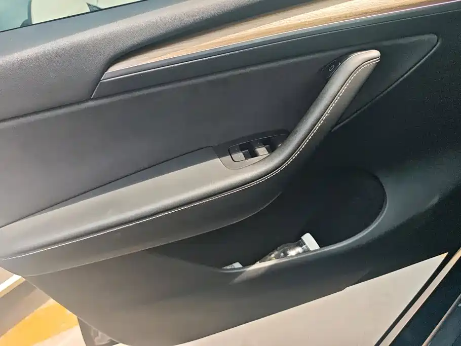 Tesla Model Y — миниатюра 7