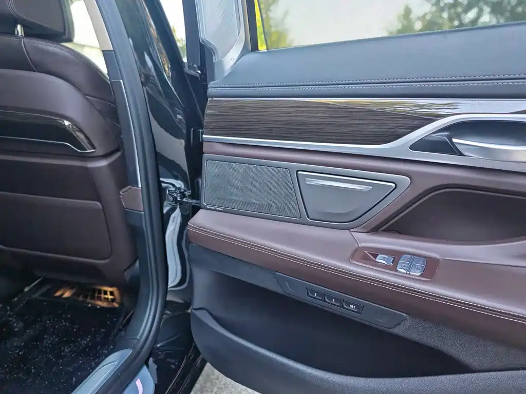 BMW 7 Series — миниатюра 29