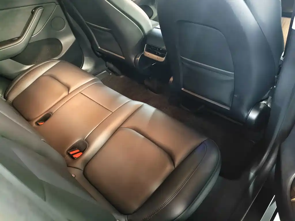 Tesla Model Y — миниатюра 18