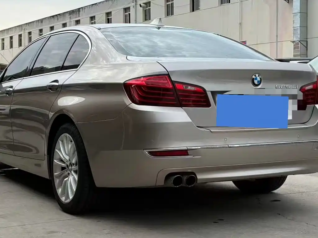 BMW 5 Series — миниатюра 7