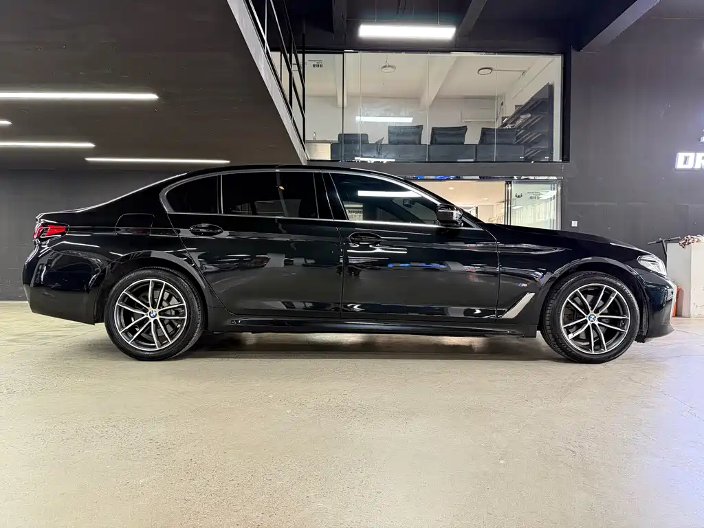 BMW 5 Series — миниатюра 10