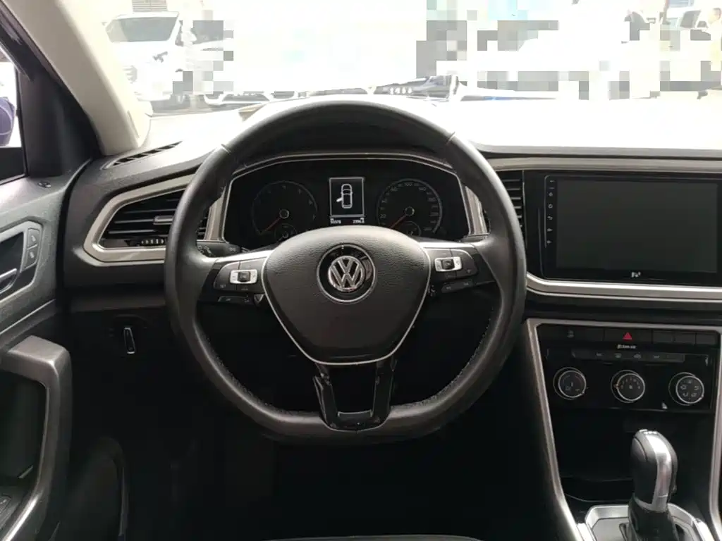 Volkswagen T-Roc - фото 11