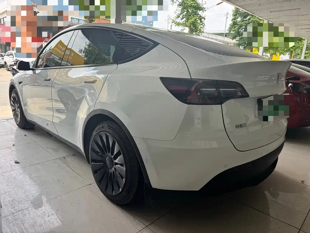 Tesla Model Y — миниатюра 12