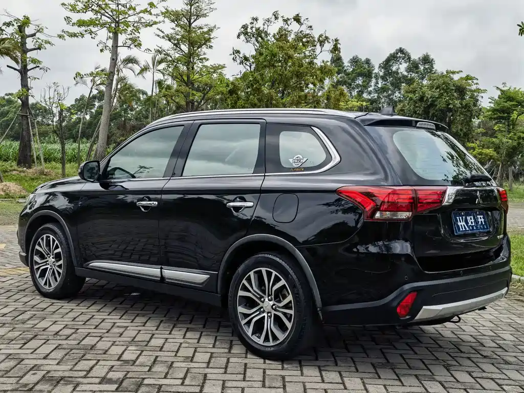 Mitsubishi Outlander 2016 2.4L Luxury 7 мест