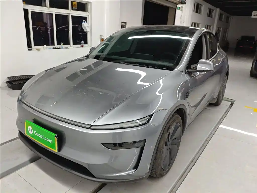 Tesla Model Y 2025