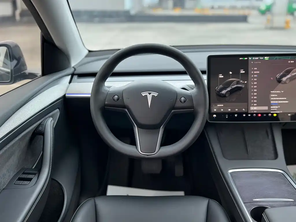 TESLA MODEL Y