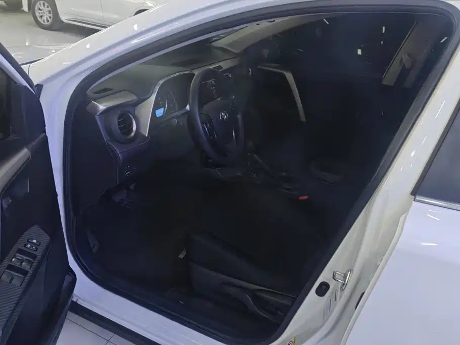 Toyota RAV4 — миниатюра 9