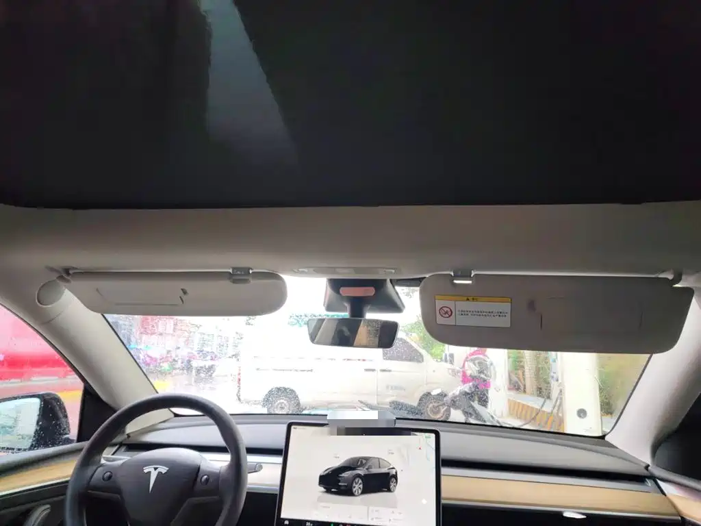 Tesla Model Y — миниатюра 19