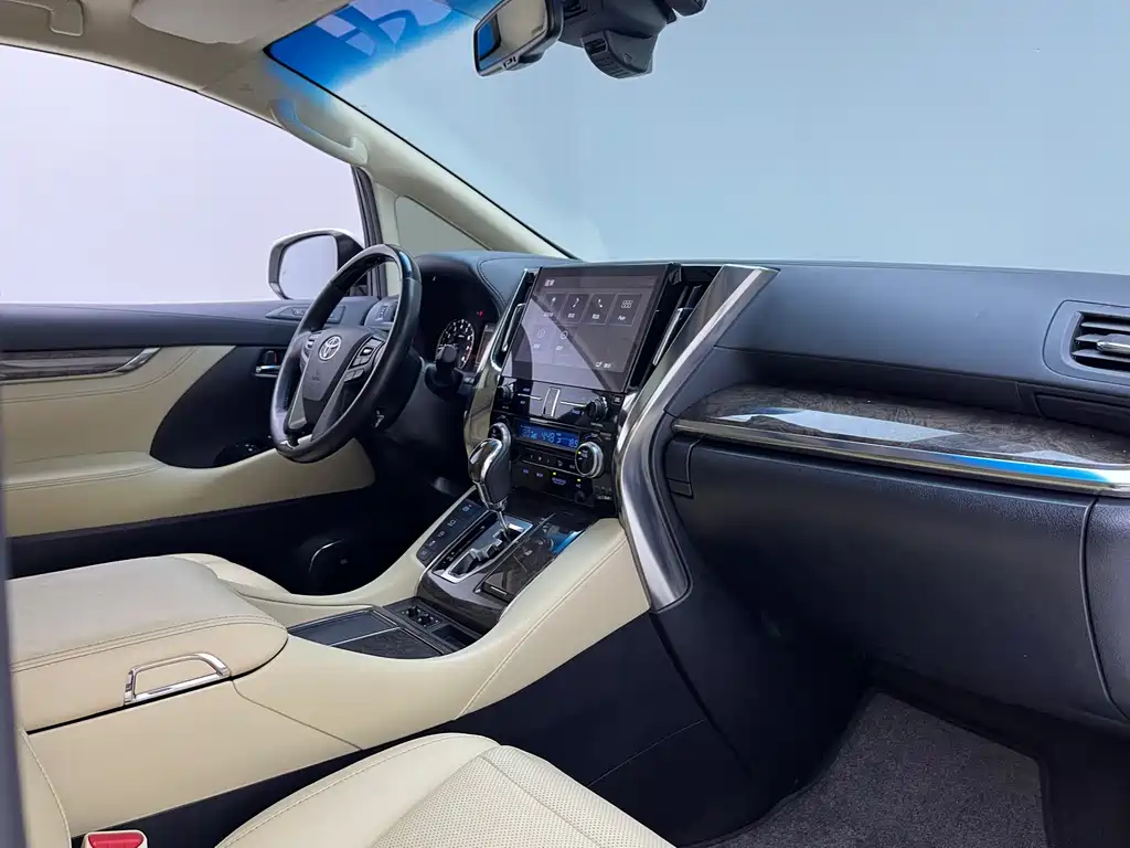 Toyota Alphard — миниатюра 6