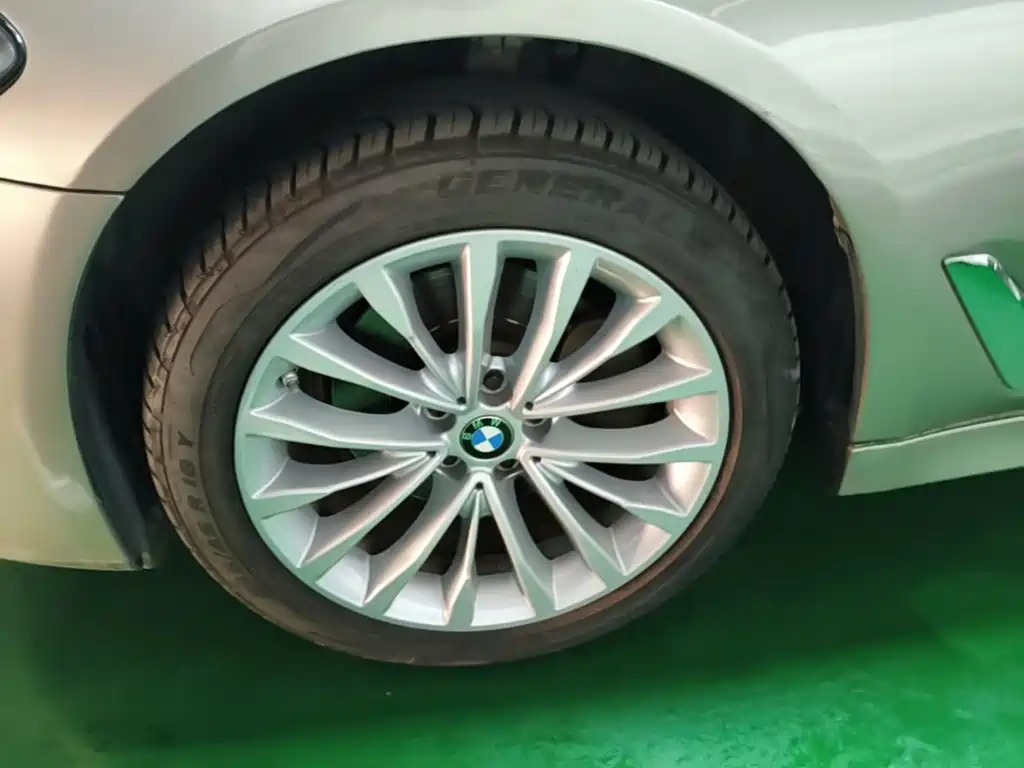 BMW 5 Series — миниатюра 19