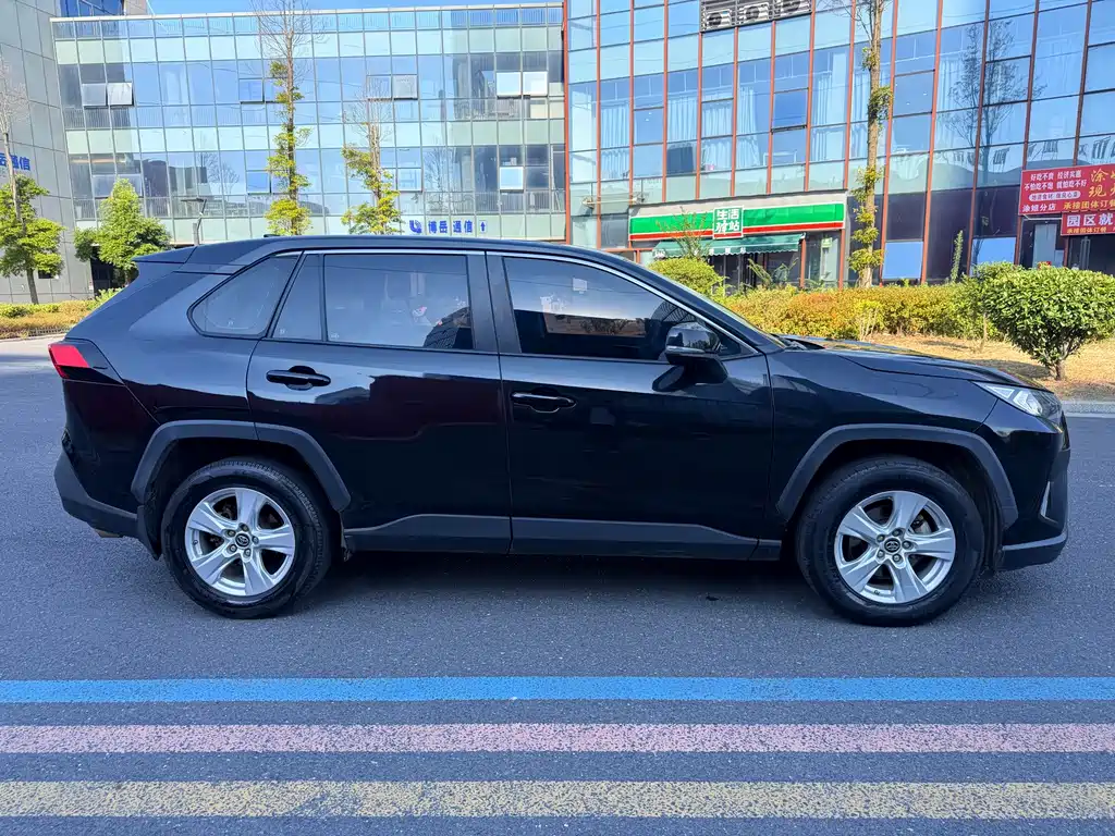 Toyota RAV4 — миниатюра 4