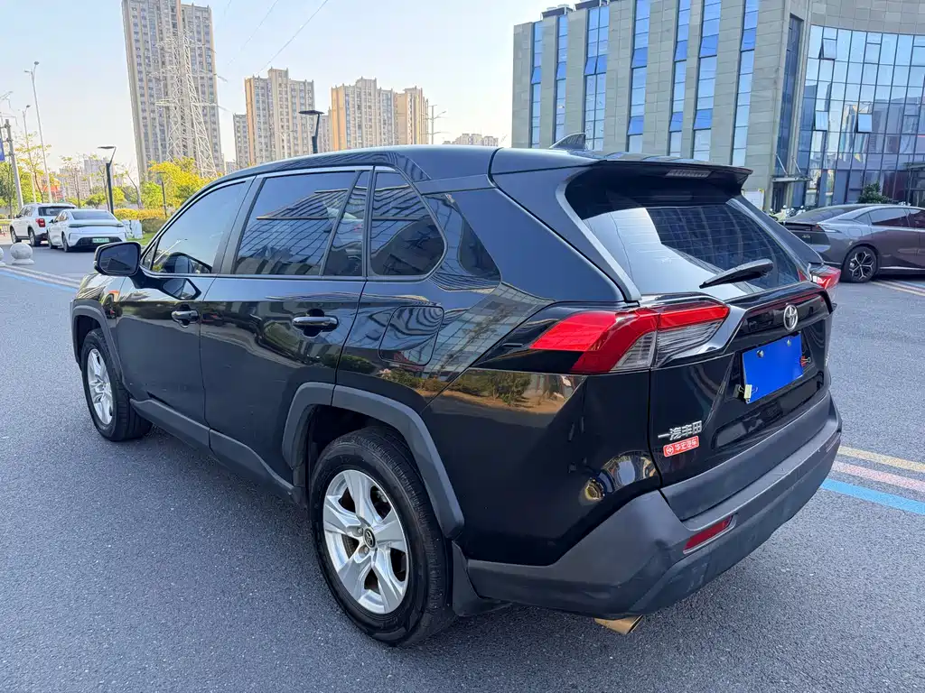 Toyota RAV4 — миниатюра 5