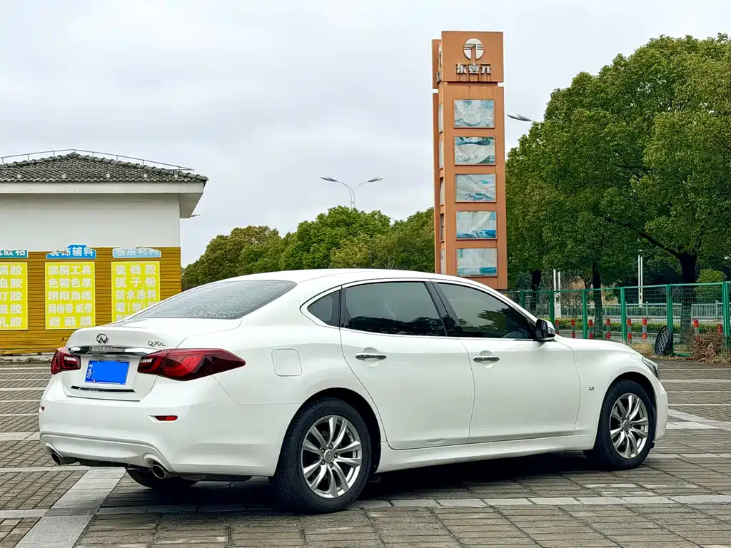 INFINITI Q70