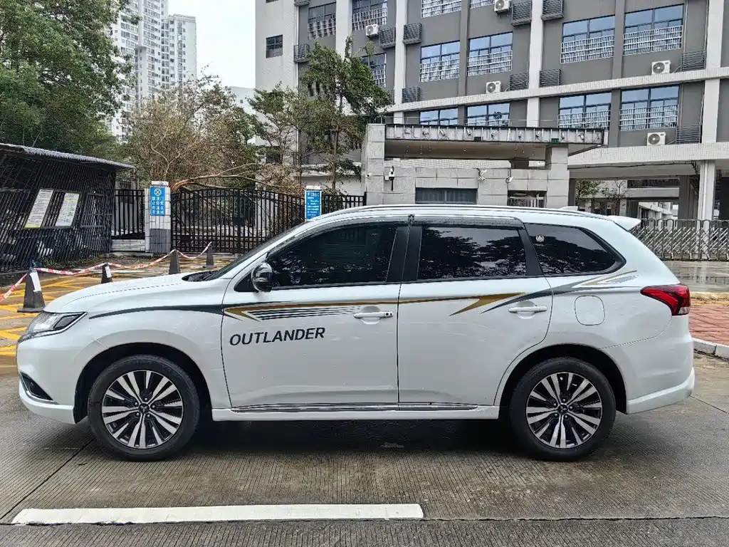 Mitsubishi Outlander — миниатюра 10